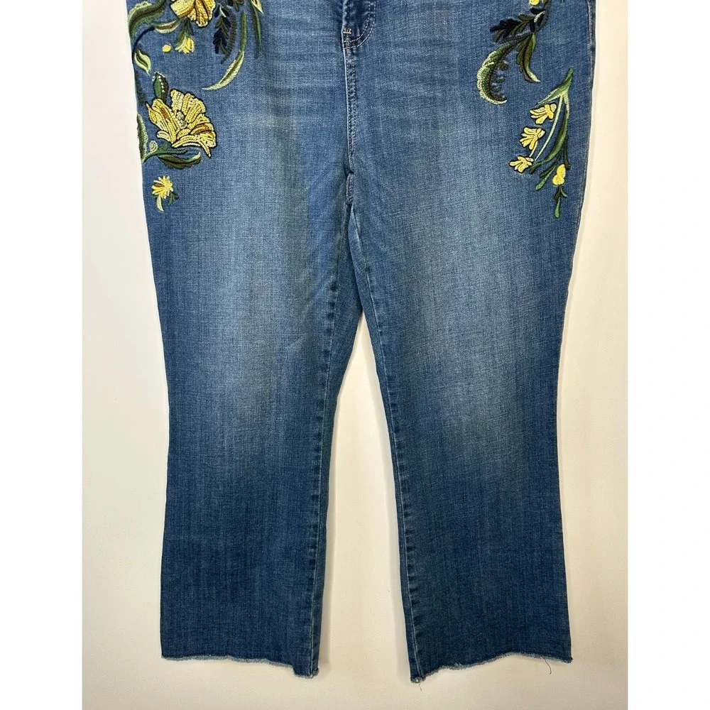 Chico's So Slimming Girlfriend Kick Flare Floral Embroidered Crop Jeans Size 12 - Picture 6 of 14